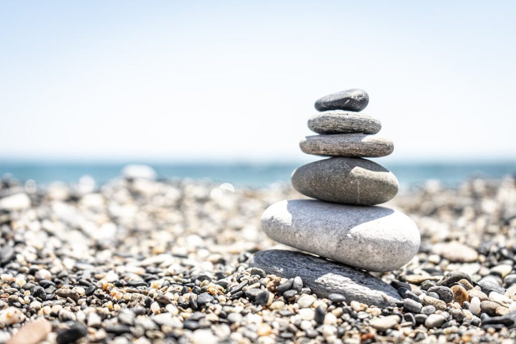 Un esempio di "stone balancing" ricorda come nell'Architettura per il Benessere è importante saper vivere consapevolmente in equilibrio con il momento presente