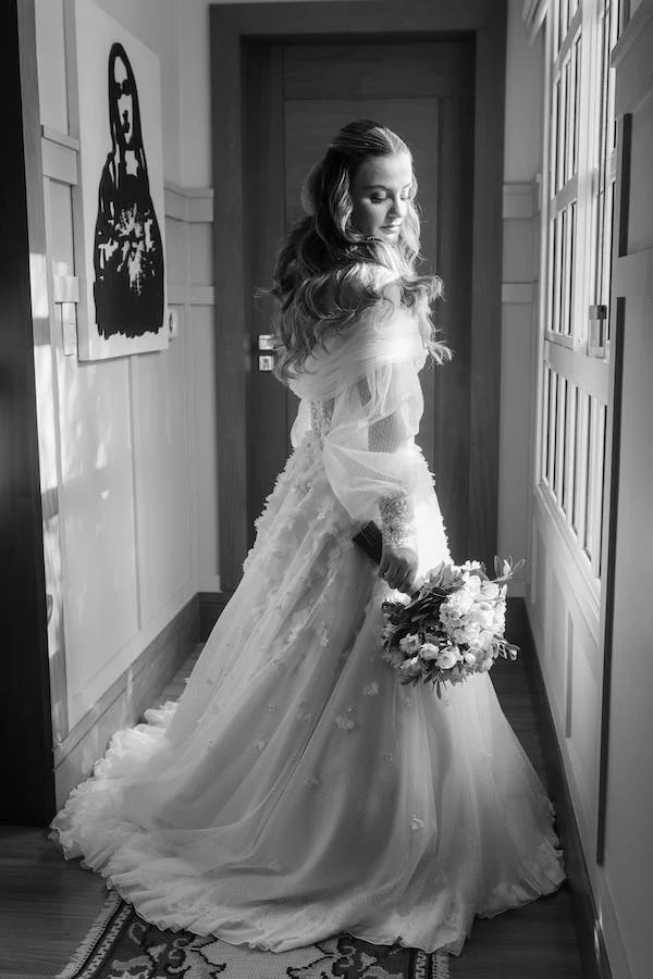 L'imagine di una sposa che attende in corridoio, nell'immaginario collettivo l'attesa di un momento significativo. 