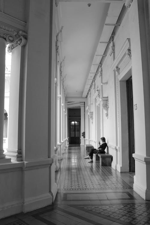 Corridoio in un edificio storico: oltre al suo ruolo di collegamento, si rivela come spazio di attesa del momento. Il corridoio e i suoi segreti per il benessere emotivo