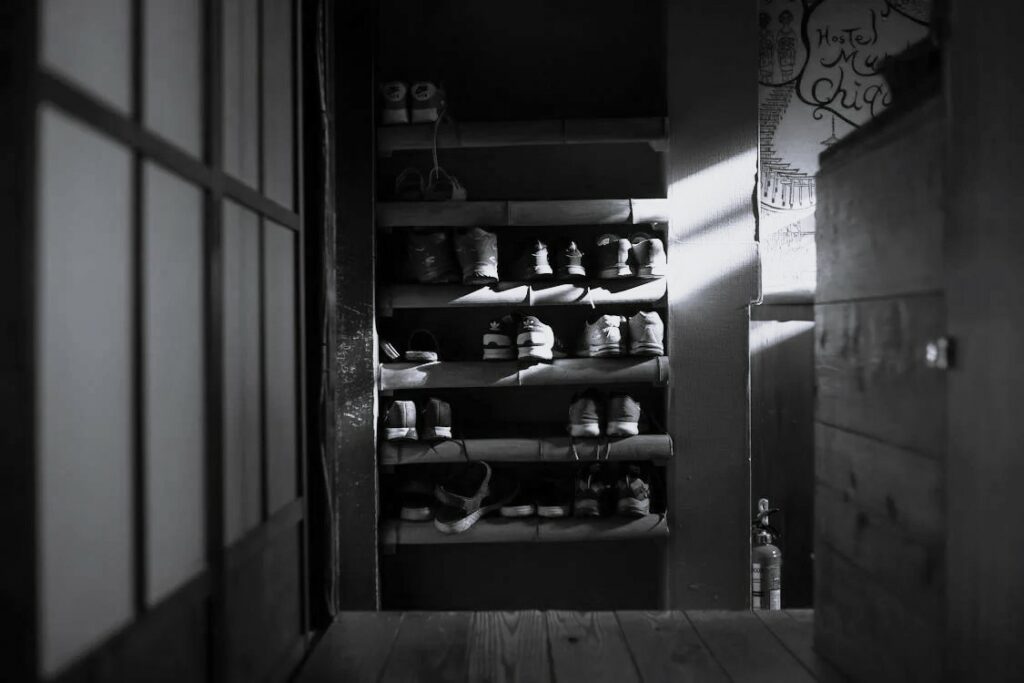 Immagine di una scarpiera in un vecchio ripostiglio